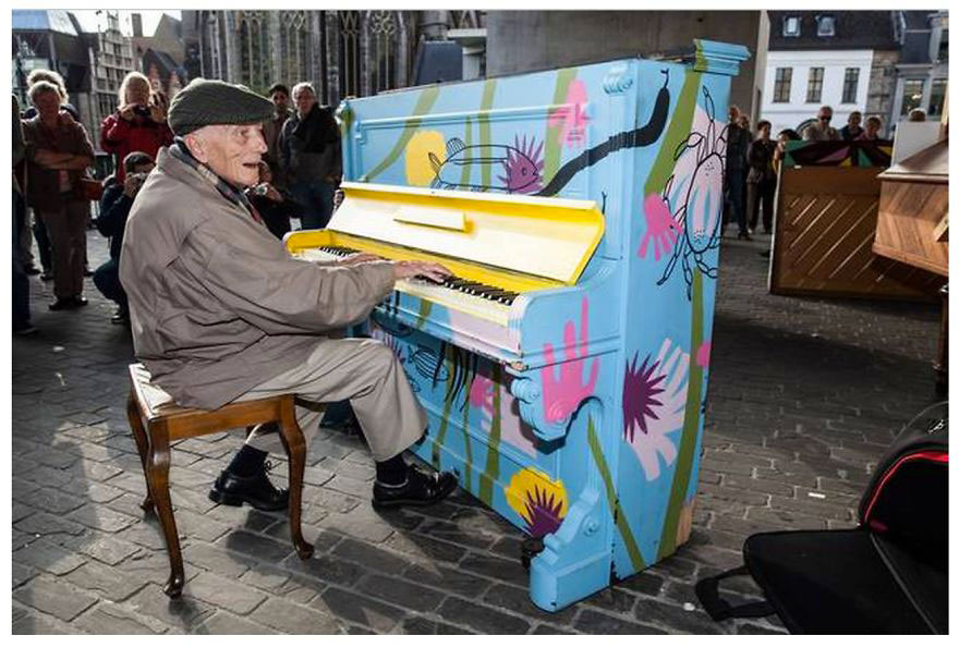 69 раскрашенных уличных пианино в разных городах мира-33
