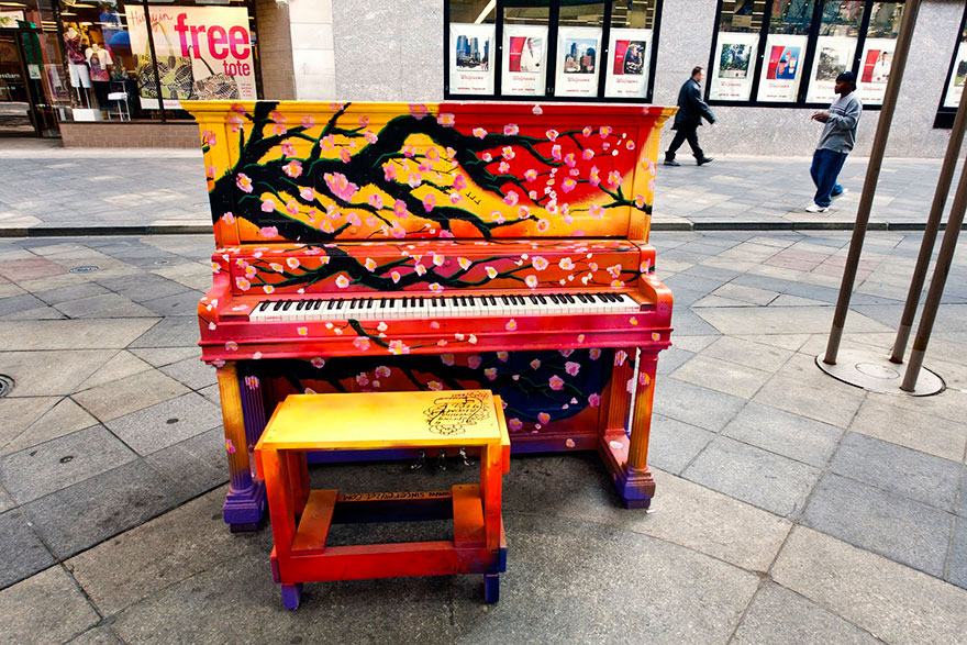 69 раскрашенных уличных пианино в разных городах мира-11