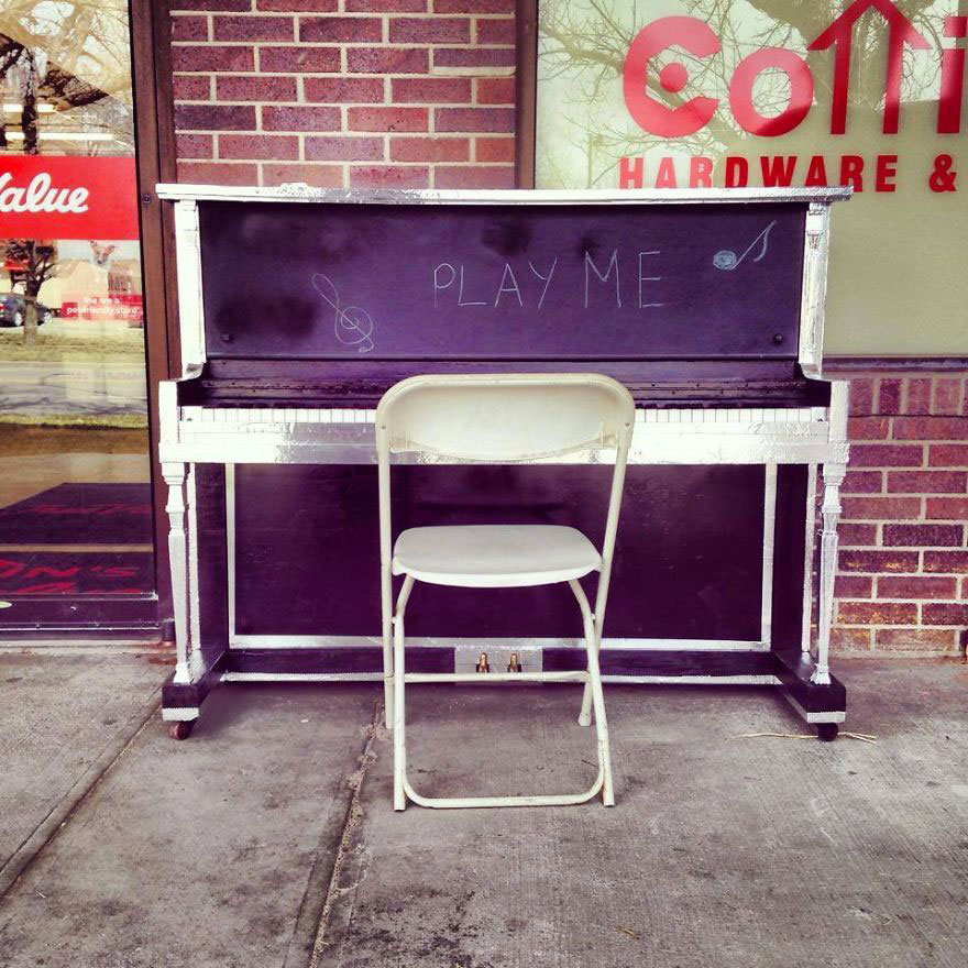 69 раскрашенных уличных пианино в разных городах мира-52