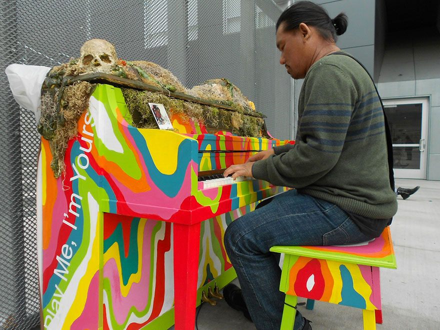 69 раскрашенных уличных пианино в разных городах мира-23
