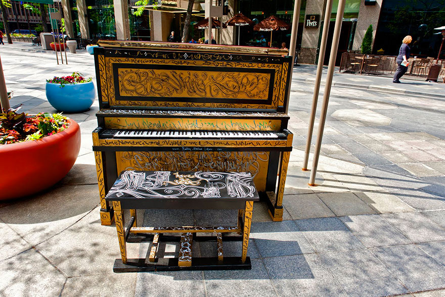 69 раскрашенных уличных пианино в разных городах мира-37