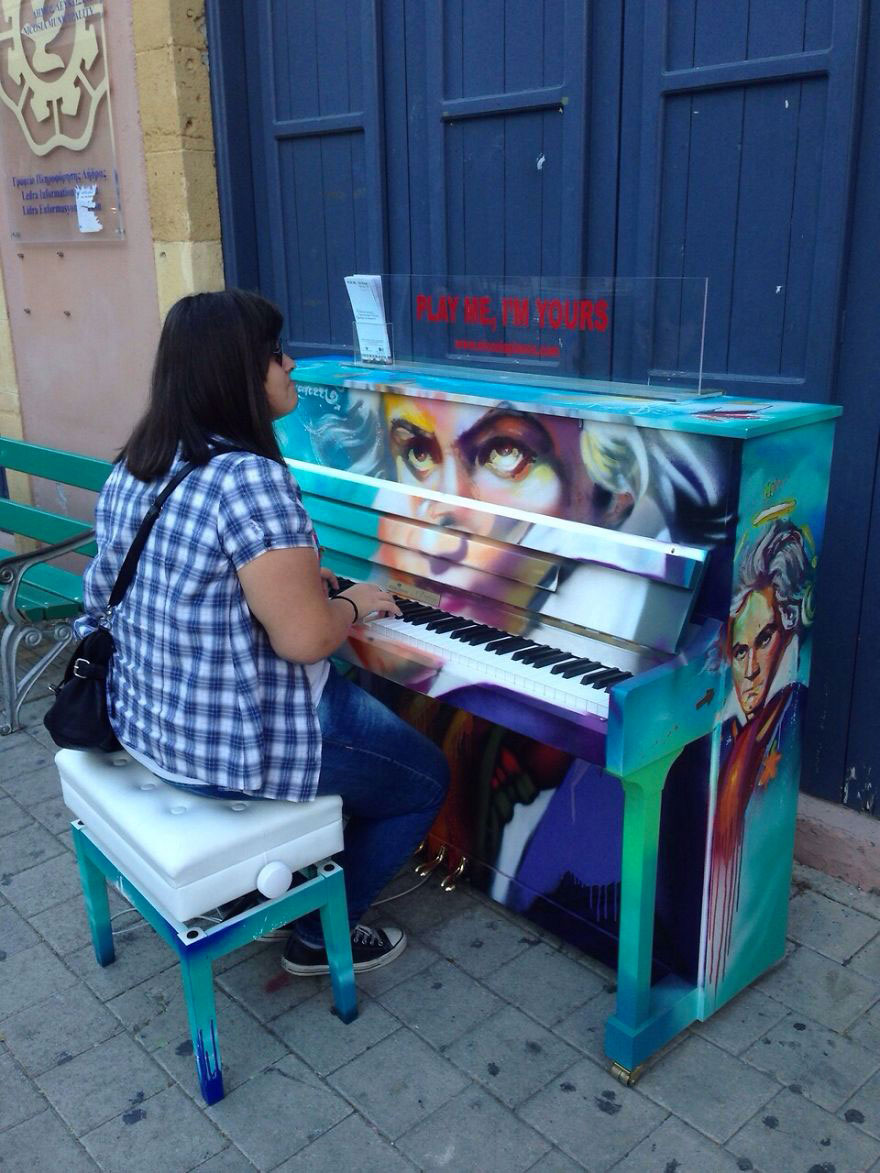 69 раскрашенных уличных пианино в разных городах мира-42