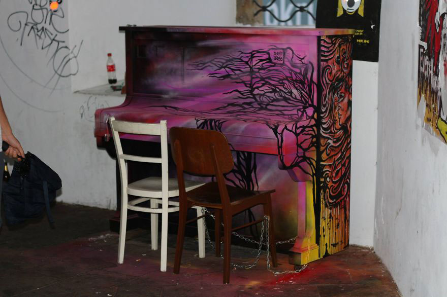 69 раскрашенных уличных пианино в разных городах мира-58