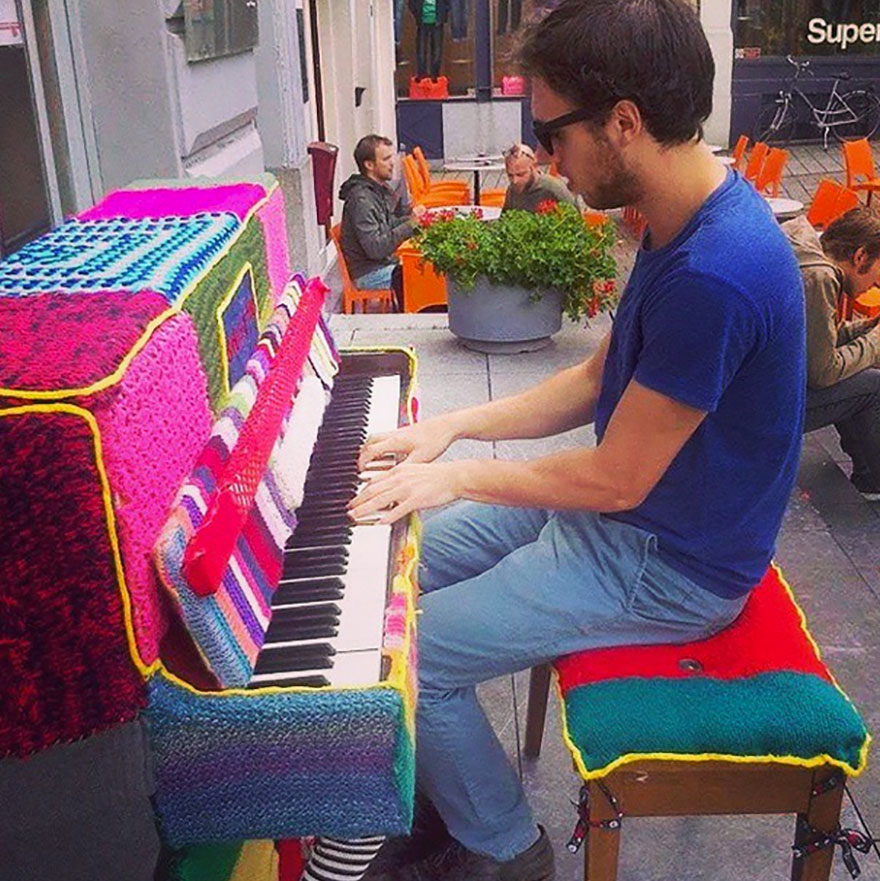 69 раскрашенных уличных пианино в разных городах мира-21