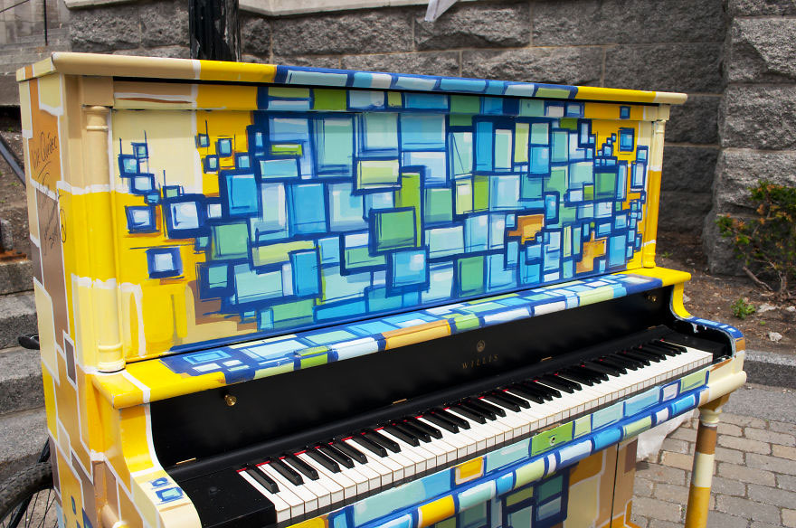 69 раскрашенных уличных пианино в разных городах мира-43