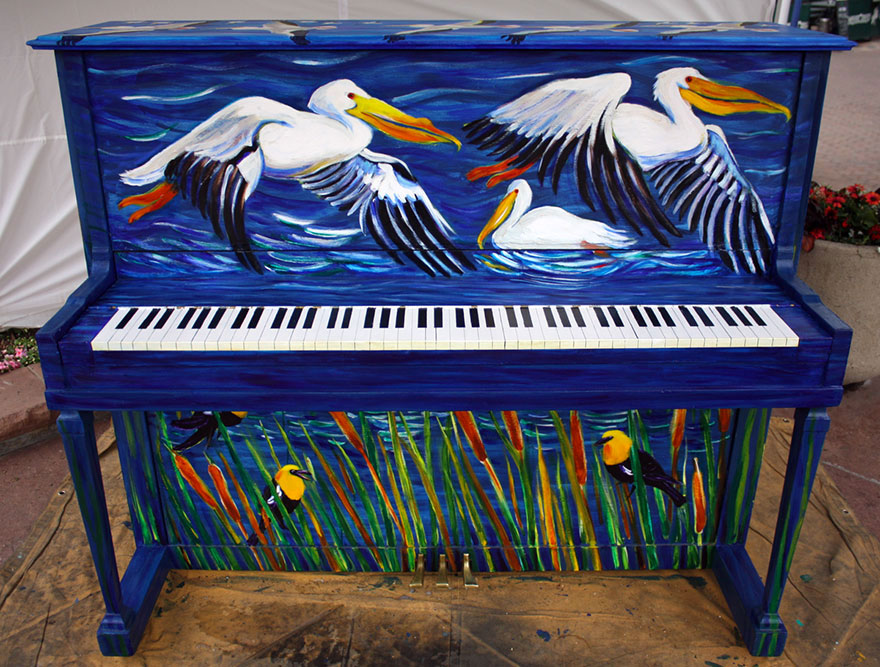 69 раскрашенных уличных пианино в разных городах мира-17