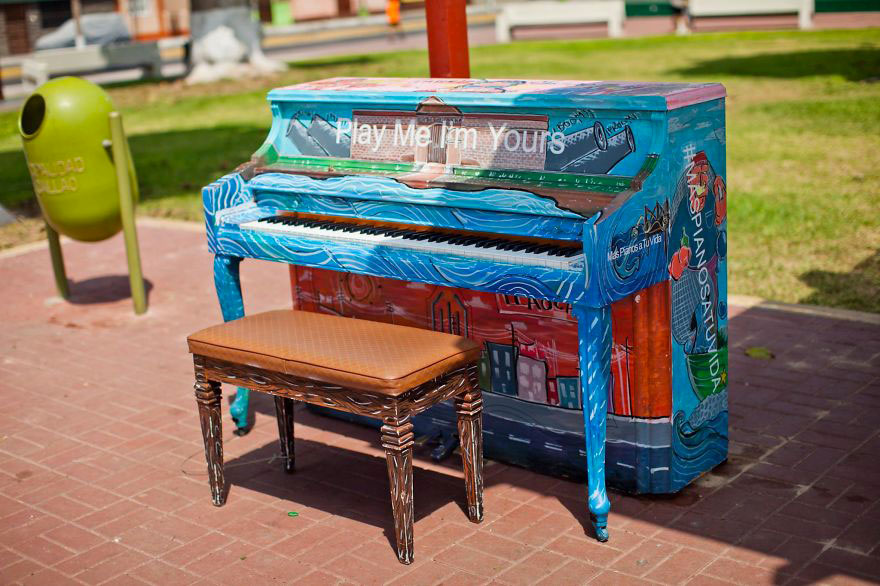 69 раскрашенных уличных пианино в разных городах мира-67