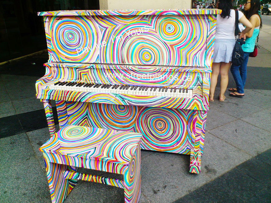69 раскрашенных уличных пианино в разных городах мира-19