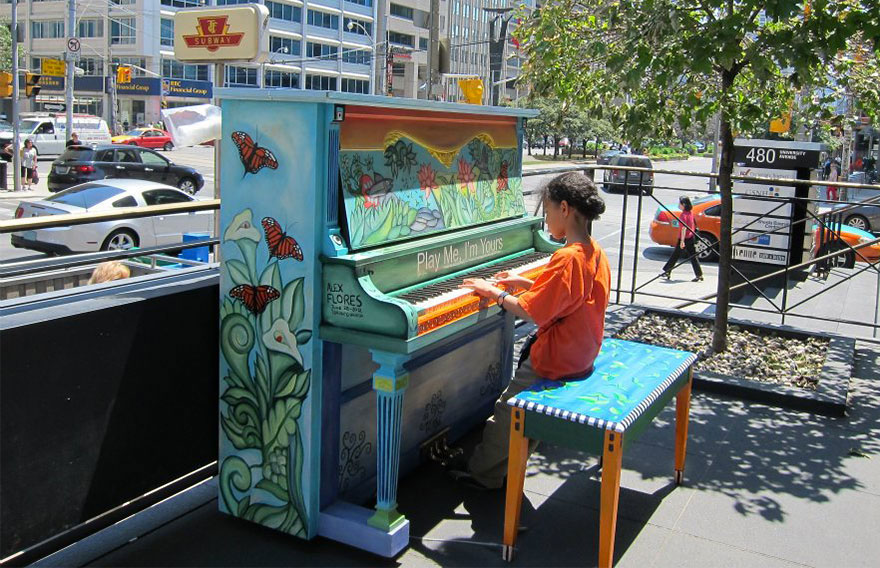 69 раскрашенных уличных пианино в разных городах мира-16
