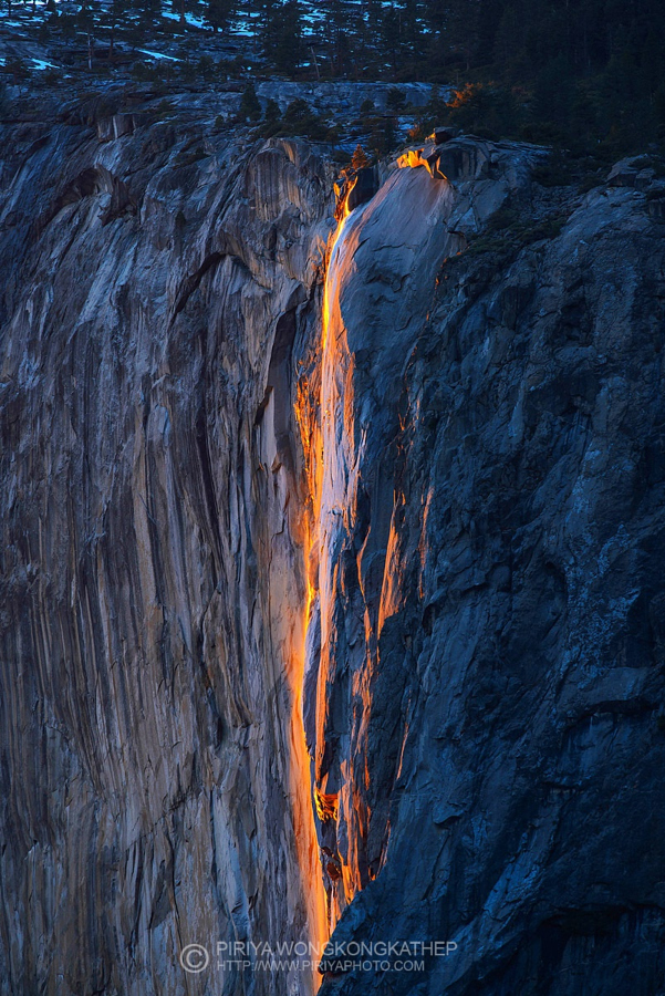 Каждый год в феврале водопад «Лошадиный хвост» превращается в «Огненный водопад»