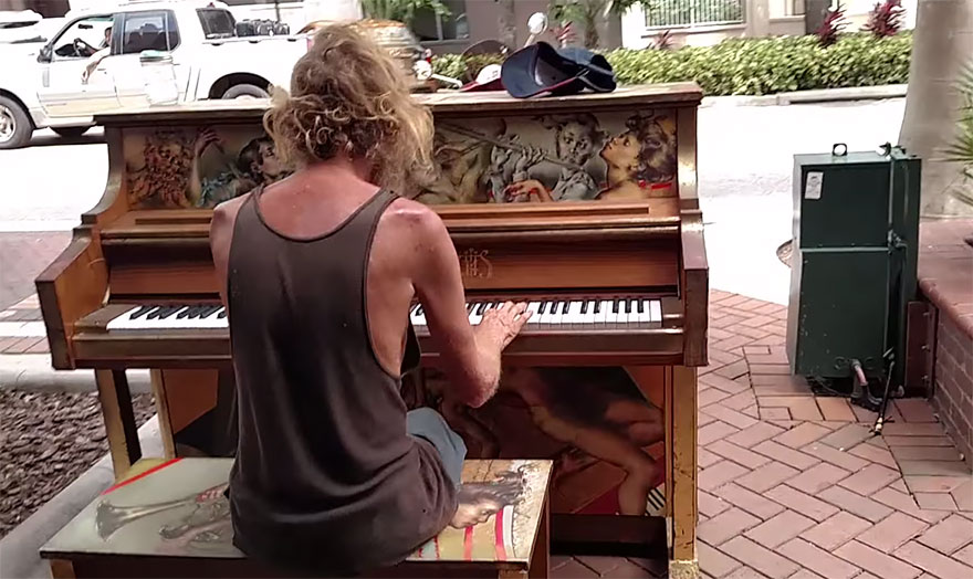 Бездомный ошеломляет прохожих игрой на уличном фортепиано