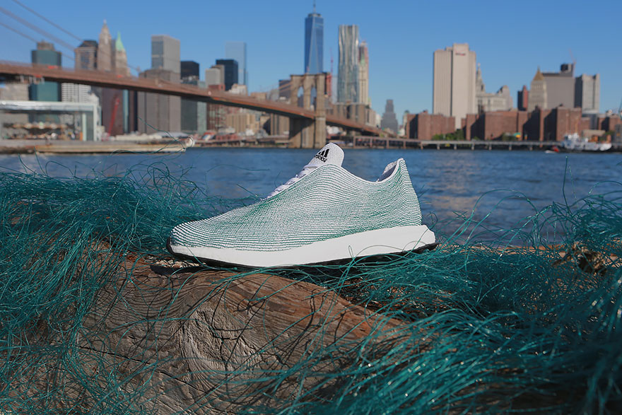 Новые кроссовки Adidas делают из океанского мусора и незаконных рыболовных сетей-6