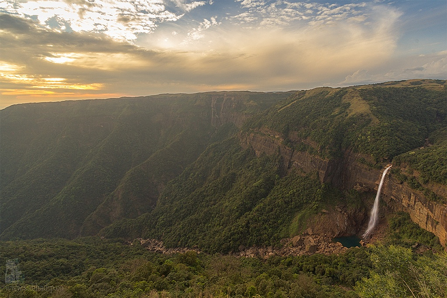 Водопад Нохкаликай (Nohkalikai)