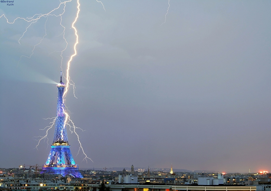15 фотографий, на которых молнии атакуют культовые здания по всему миру