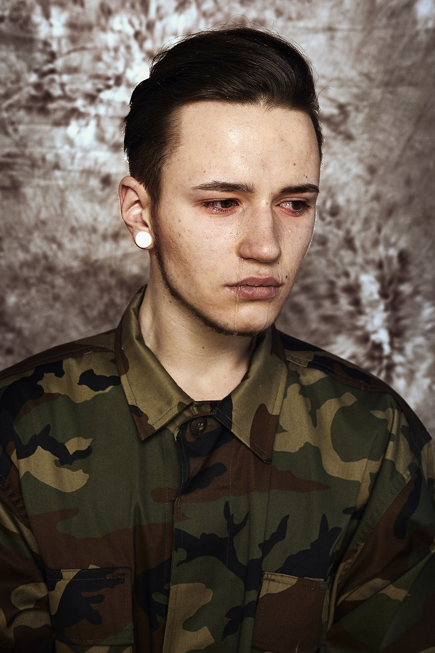 Парни в слезах и военной форме - 14 фотопортретов о реакции на обязательную службу в литовской армии
