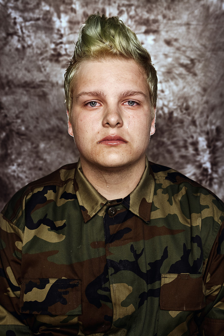 Парни в слезах и военной форме - 14 фотопортретов о реакции на обязательную службу в литовской армии
