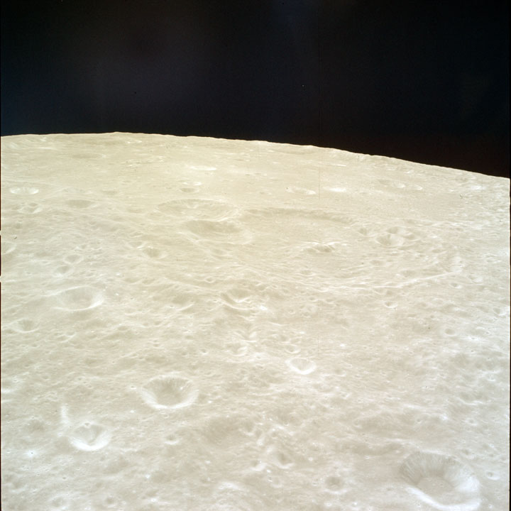 Обнародовали 1407 фотографий из архива НАСА, снятых во время полета на Луну - 32