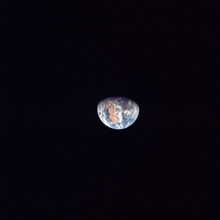 Обнародовали 1407 фотографий из архива НАСА, снятых во время полета на Луну - 22