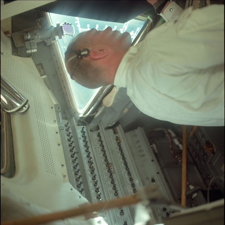 Обнародовали 1407 фотографий из архива НАСА, снятых во время полета на Луну - 27