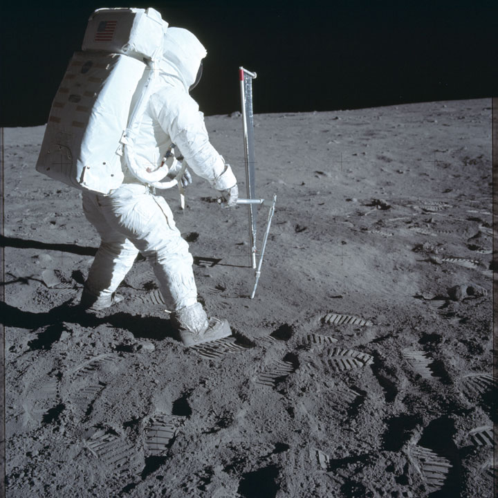 Обнародовали 1407 фотографий из архива НАСА, снятых во время полета на Луну - 67