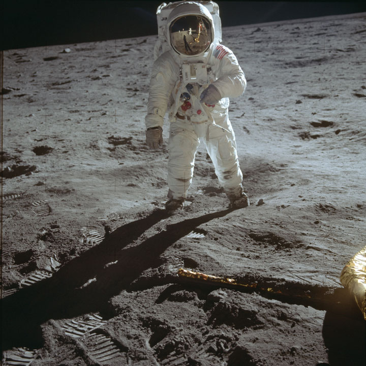 Обнародовали 1407 фотографий из архива НАСА, снятых во время полета на Луну - 63