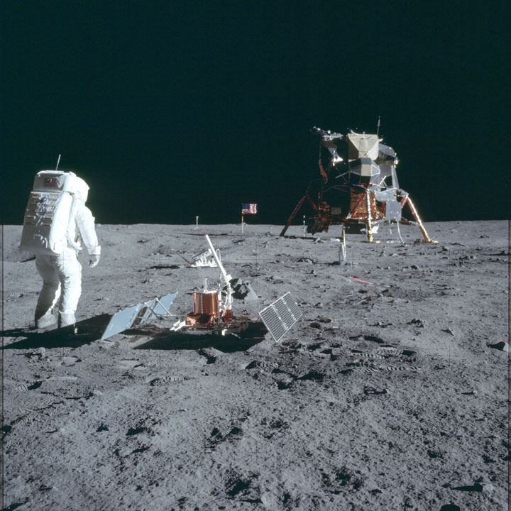 Обнародовали 1407 фотографий из архива НАСА, снятых во время полета на Луну - 66