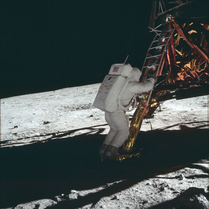 Обнародовали 1407 фотографий из архива НАСА, снятых во время полета на Луну - 57