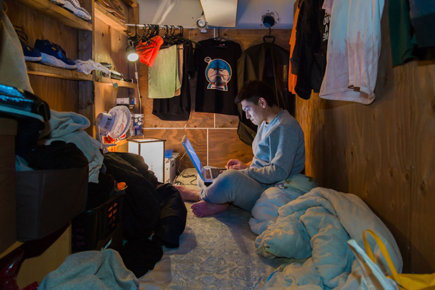 Фотографии людей, которые живут в самых тесных номерах в японском отеле