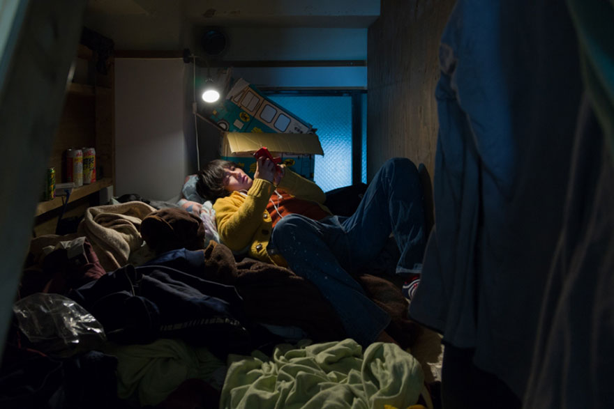 Фотографии людей, которые живут в самых тесных номерах в японском отеле
