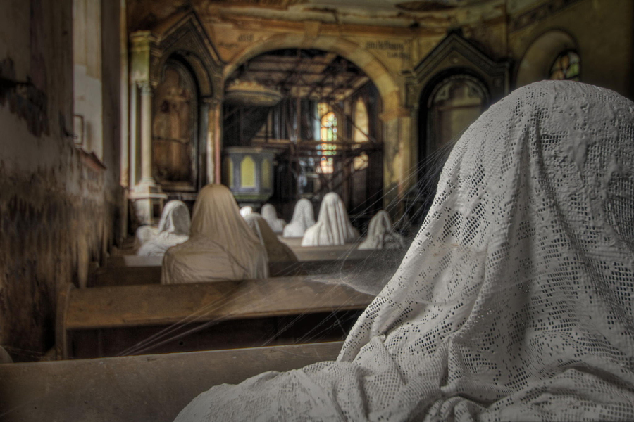 Заброшенная церковь с призраками – арт-инсталляция, от которой мурашки по коже