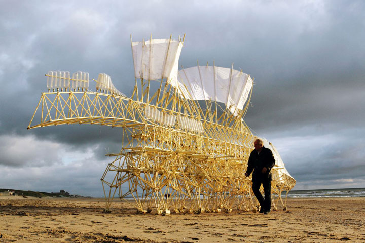 Огромные кинетические скульптуры Тео Янсена, которые передвигаются с помощью ветра