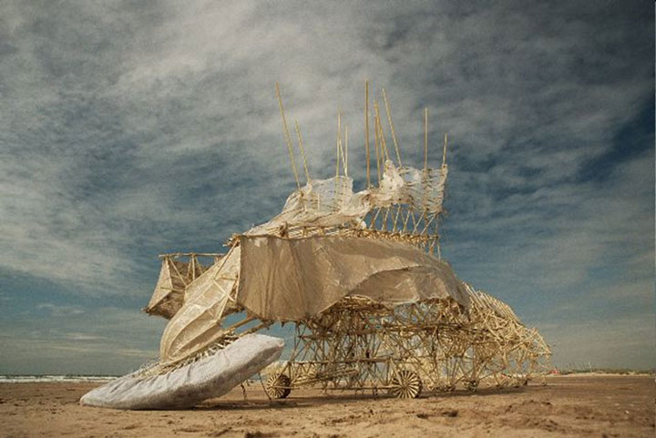 Огромные кинетические скульптуры Тео Янсена, которые передвигаются с помощью ветра