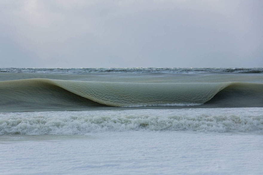 Необычные замёрзшие волны у острова Нантакет-5