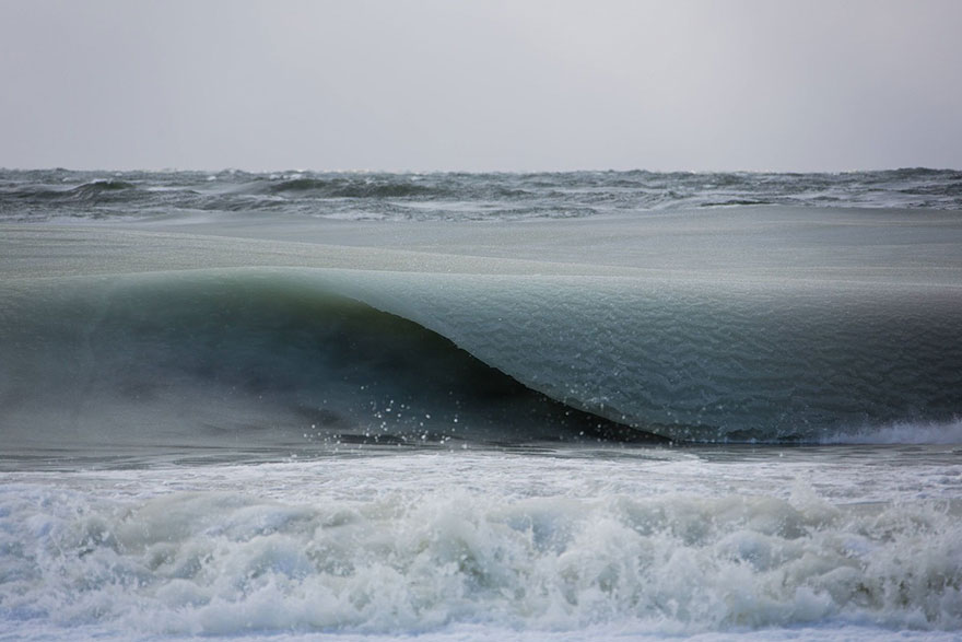 Необычные замёрзшие волны у острова Нантакет-1