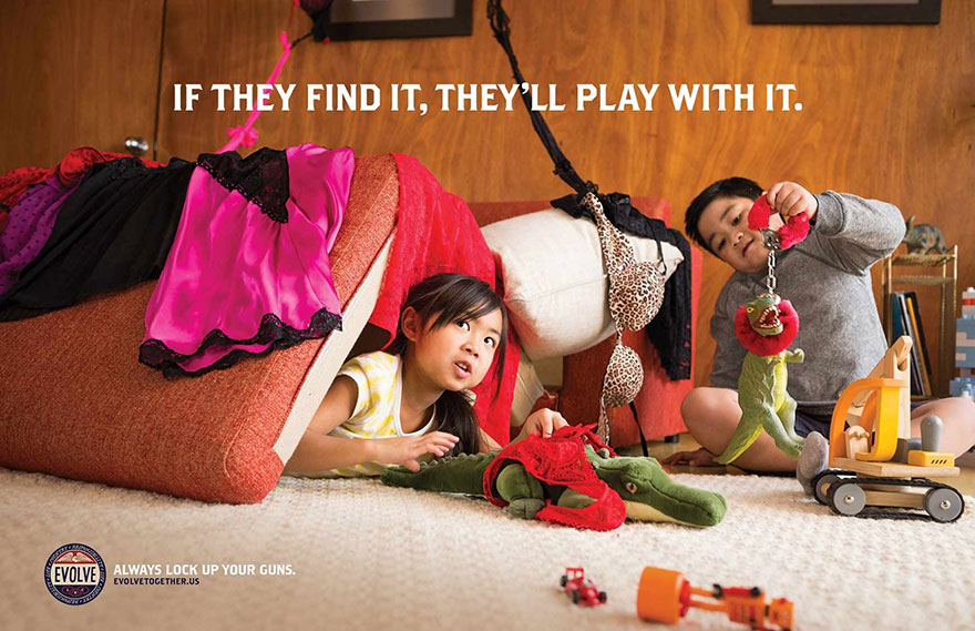 Креативная реклама с фаллоимитаторами и презервативами призывает запирать оружие-3