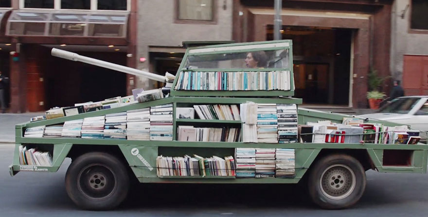 Оружие массового обучения: художник создал танк, который бесплатно раздаёт книги-9