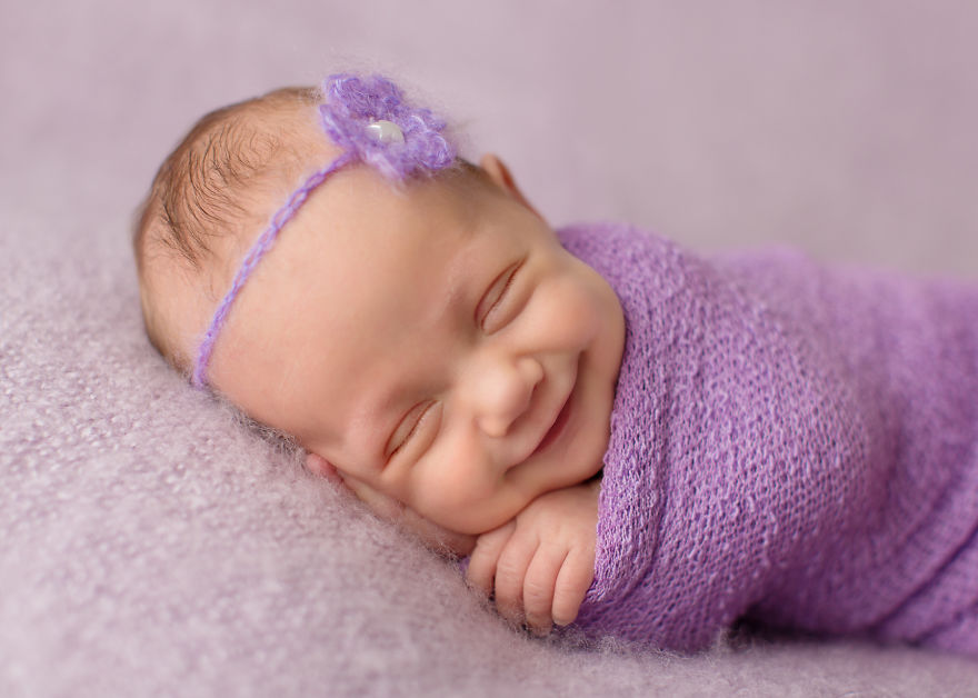 Портреты, полные счастья: как спящие младенцы улыбаются
