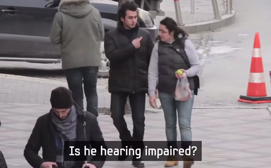 Жители квартала тайно выучили язык жестов, чтобы общаться с глухонемым соседом - видео-15
