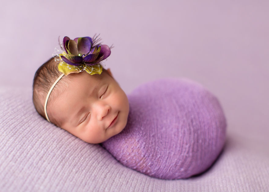 Портреты, полные счастья: как спящие младенцы улыбаются