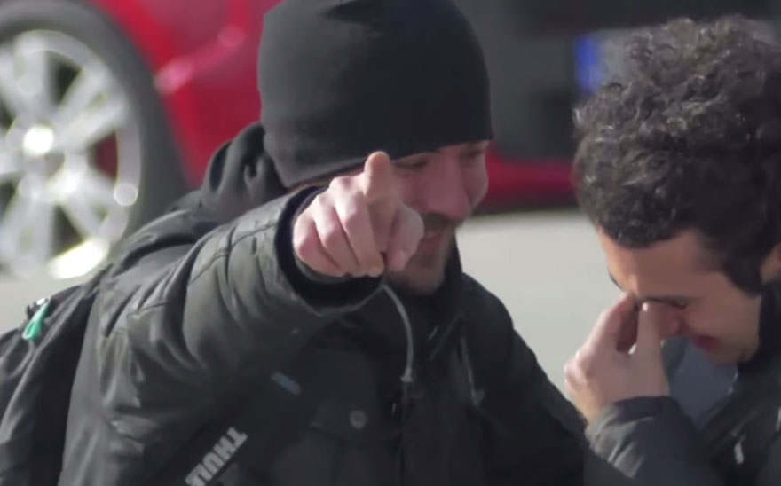 Жители квартала тайно выучили язык жестов, чтобы общаться с глухонемым соседом - видео-2