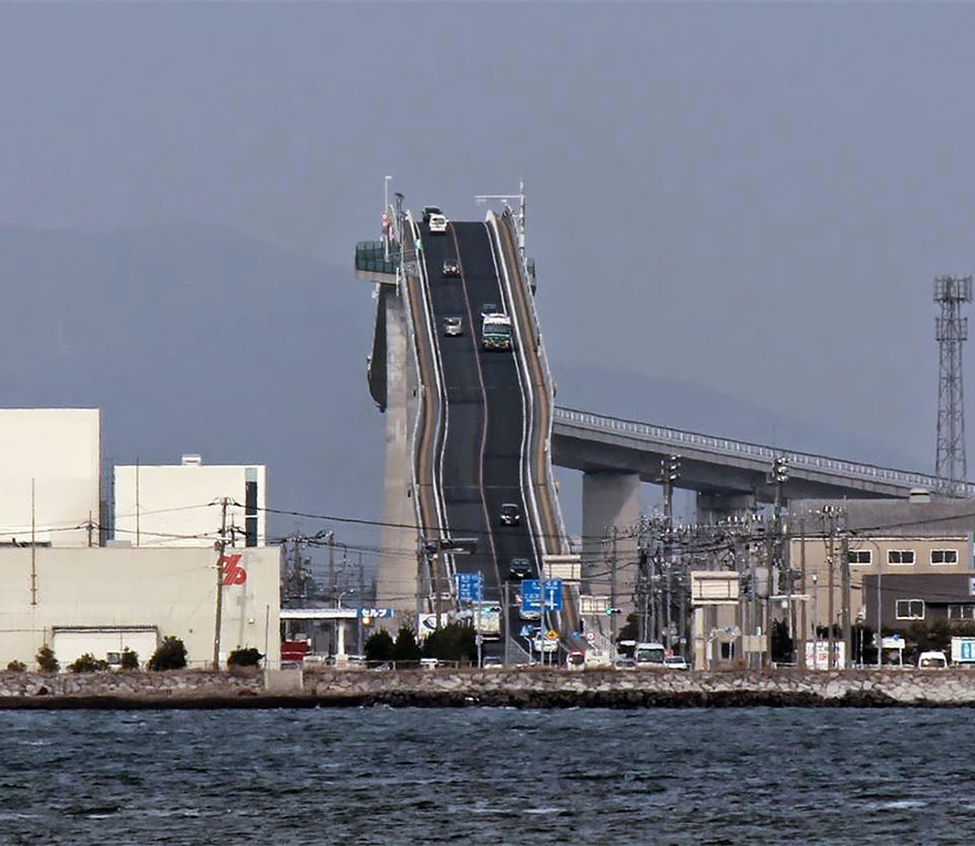 Этот мост в Японии похож на американские горки