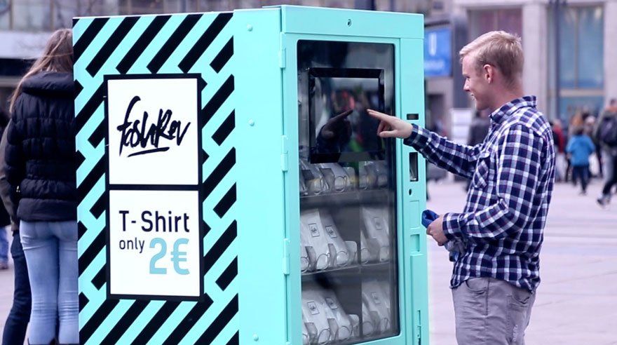 Этот торговый автомат продаёт футболки всего по 2 евро, но их не хотят покупать-22