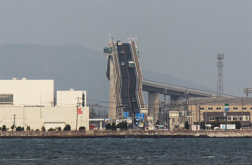 Этот мост в Японии похож на американские горки