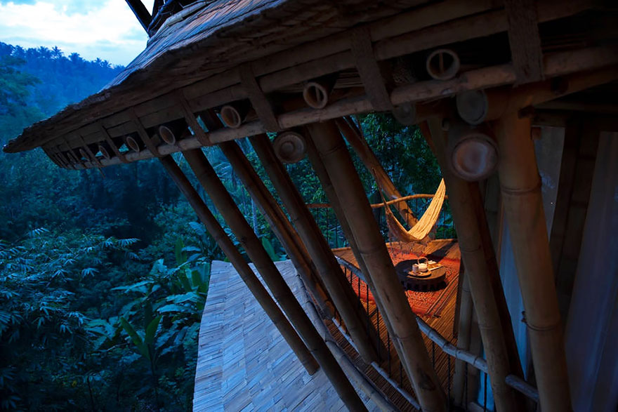 Дизайнер оставила успешную карьеру и решила строить бамбуковые дома