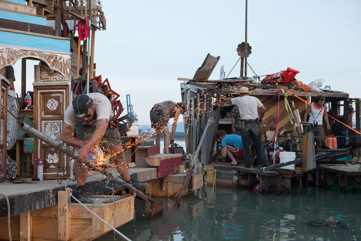 «Плавающие города Серениссимы»: круиз художников на плотах мусорного флота - 22