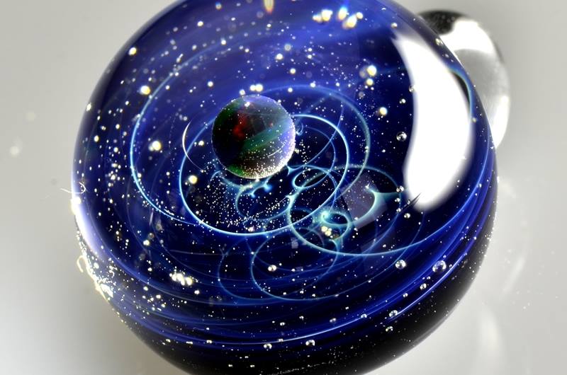 Космос в стеклянных кулонах Сатоши Томизу-8