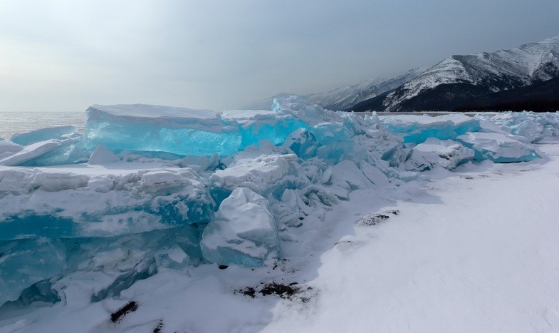 Бирюзовый лёд озера Байкал - 2