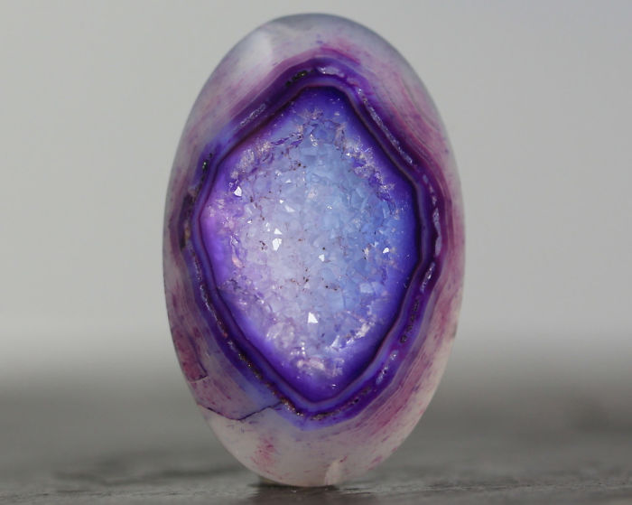 Жеода с друзами фиолетового камня