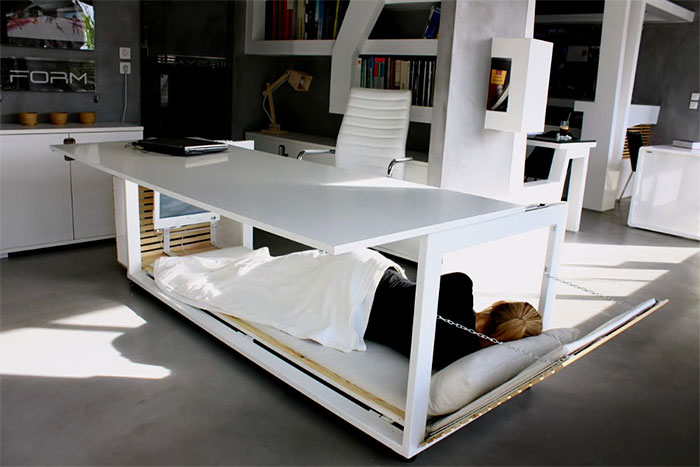 Дизайнеры сконструировали стол, который позволяет комфортно вздремнуть на работе-8