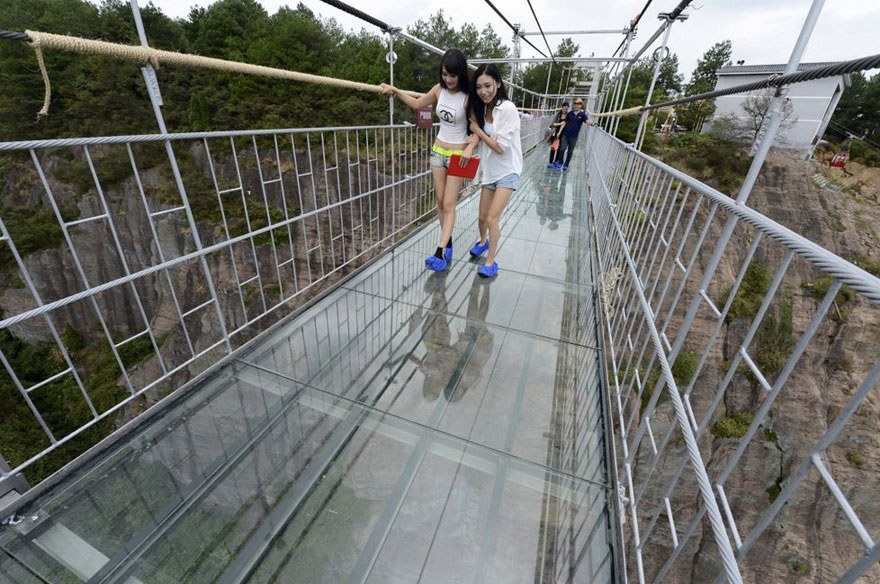 В Китае построили самый длинный стеклянный мост в мире для храбрецов - 8